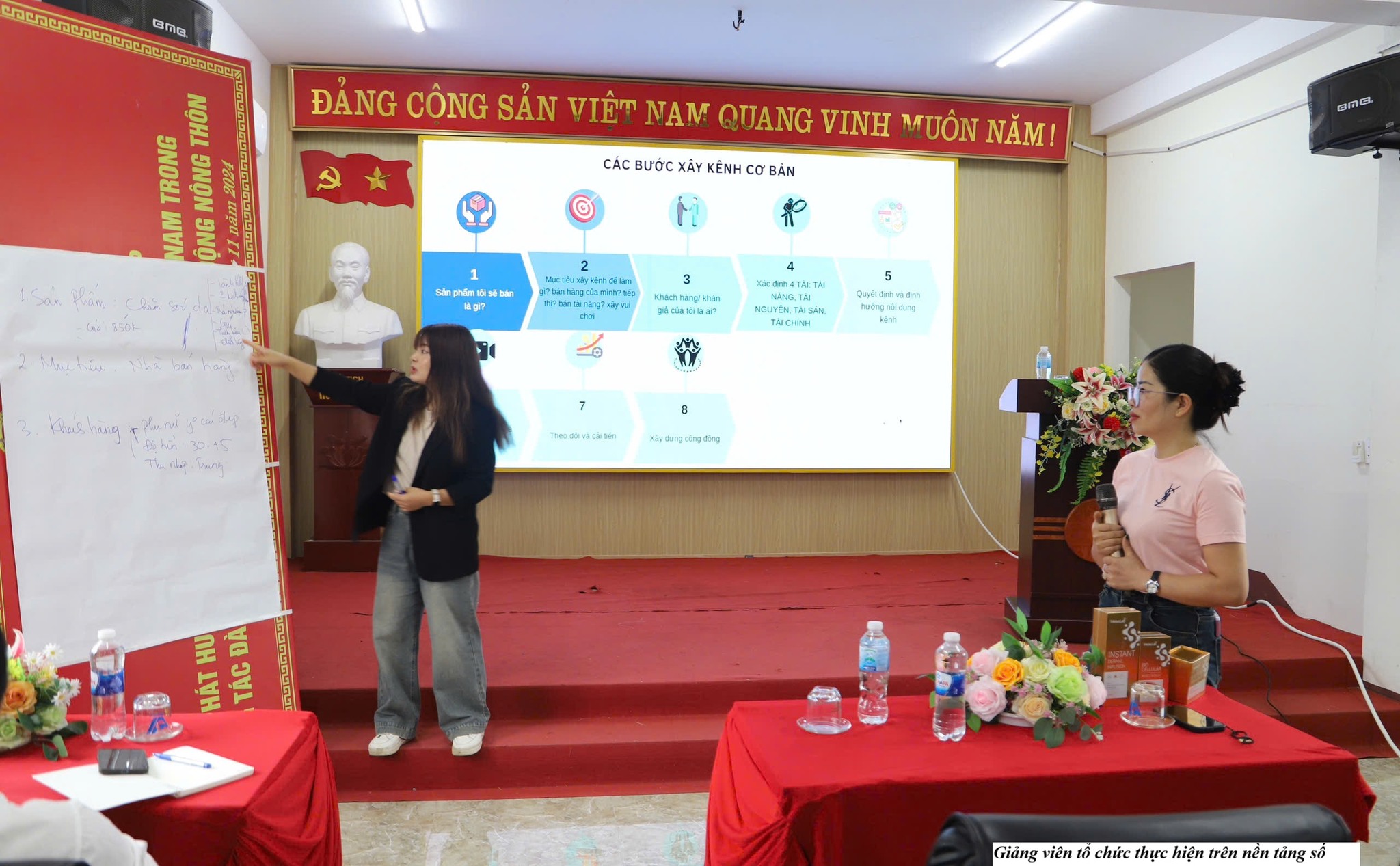 Giảng viên tổ chức thực hiện trên nền tảng số. (Ảnh Truyền Hình Bát Xát)