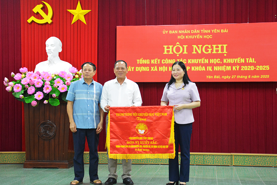 Yên Bái tổng kết công tác khuyến học, khuyến tài nhiệm kỳ 2020 – 2025: Nhiều kết quả nổi bật, sẵn sàng cho giai đoạn mới 1 Đồng chí Vũ Thị Hiền Hạnh trao Cờ thi đua xuất sắc trong phong trào thi đua khuyến học khuyến tài, xây dựng xã hội học tập năm 2024 của Trung ương Hội Khuyến học Việt Nam cho Hội Khuyến học tỉnh Yên Bái (ảnh CTTĐT tỉnh Yên Bái )
