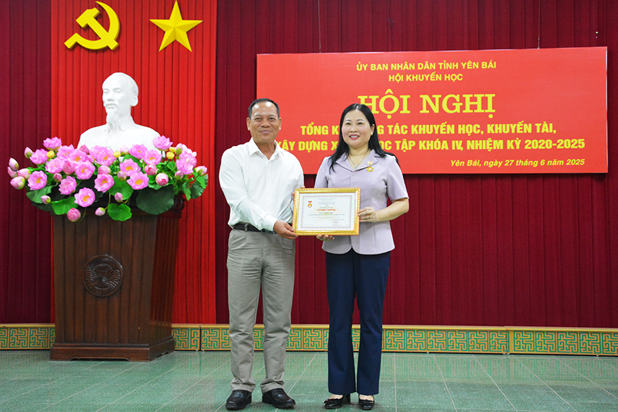 Yên Bái tổng kết công tác khuyến học, khuyến tài nhiệm kỳ 2020 – 2025: Nhiều kết quả nổi bật, sẵn sàng cho giai đoạn mới 3 Đồng chí Vũ Thị Hiền Hạnh - Phó Chủ tịch UBND tỉnh đã được nhận Kỷ niệm chương “Vì sự nghiệp khuyến học” của Hội Khuyến học Việt Nam ( ảnh CTTĐT Yên Bái )