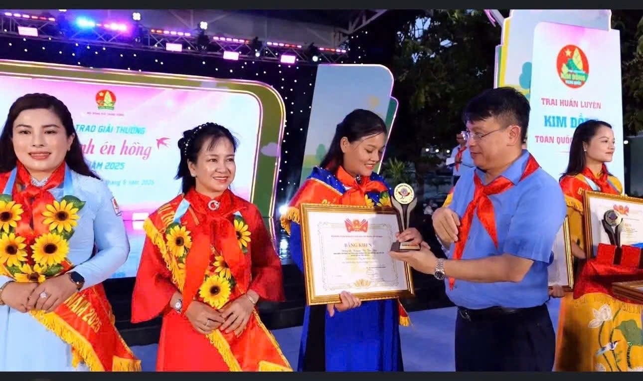 Lào Cai có giáo viên được vinh danh tại giải thưởng “Cánh én hồng” toàn quốc năm 2025 1 Cô giáo Hoàng Thị Thu Dần nhận giải thưởng ( ảnh THLC )