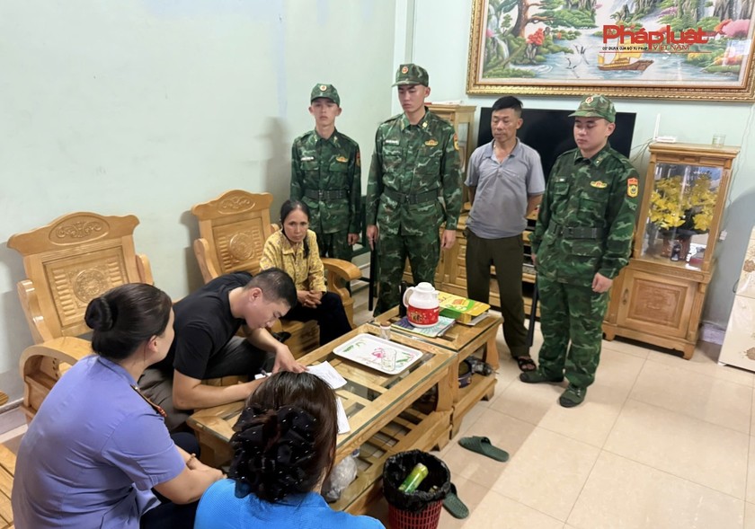 Lào Cai tăng cường kiểm soát buôn lậu và gian lận thương mại tại cửa khẩu quốc tế 3 Đồn Biên phòng Cửa khẩu Quốc tế Lào Cai đã phối hợp với lực lượng chức năng bắt giữ các đối tượng vận chuyển trái phép 30 vạn Nhân dân tệ qua biên giới ( ảnh Nguyễn Hải )