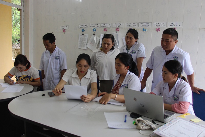 Mù Cang Chải tăng cường chăm sóc dinh dưỡng cho bà mẹ và trẻ em 1 Đội ngũ cán bộ y tế huyện kiểm tra thể trạng thấp còi tại Trạm Y tế xã Mồ Dề (ảnh CTTĐT tỉnh Yên Bái)