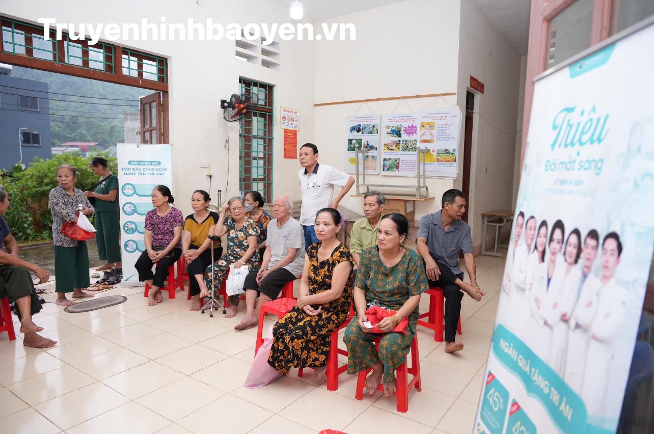 Khám, tư vấn bệnh lý về mắt miễn phí cho người dân huyện Bảo Yên 2 Trong suốt thời gian diễn ra chương trình, đã có hàng trăm lượt người dân tại Bảo Yên được kiểm tra. (Ảnh Truyền Hình Bảo Yên)