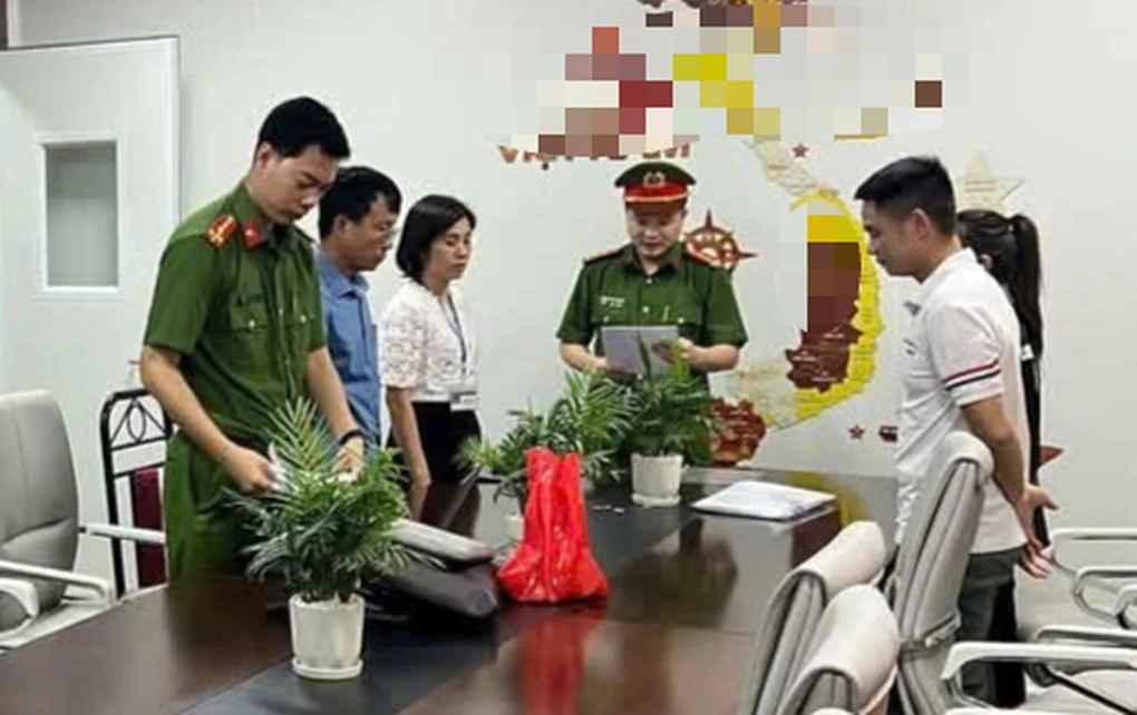 Giám đốc công ty mỹ phẩm ở Yên Bái bị khởi tố vì sản xuất hàng cấm trị giá hàng tỷ đồng 1 Cảnh sát đọc quyết định tố tụng với Vũ Quang Thuận (Ảnh: Công an cung cấp).