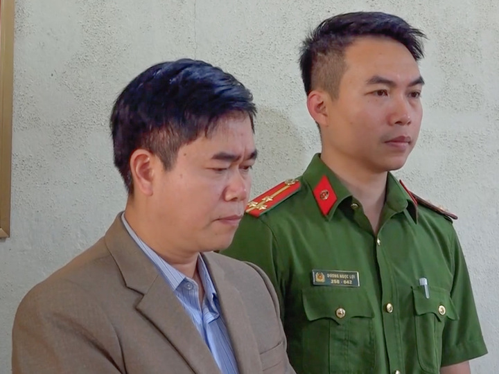 Bắc Hà : Cựu hiệu trưởng cắt xén bữa ăn bán trú, lĩnh án 3 năm 6 tháng tù 1 Ông Trần Ngọc Hà thời điểm bị bắt giữ. ( Ảnh: Công An Lào Cai )