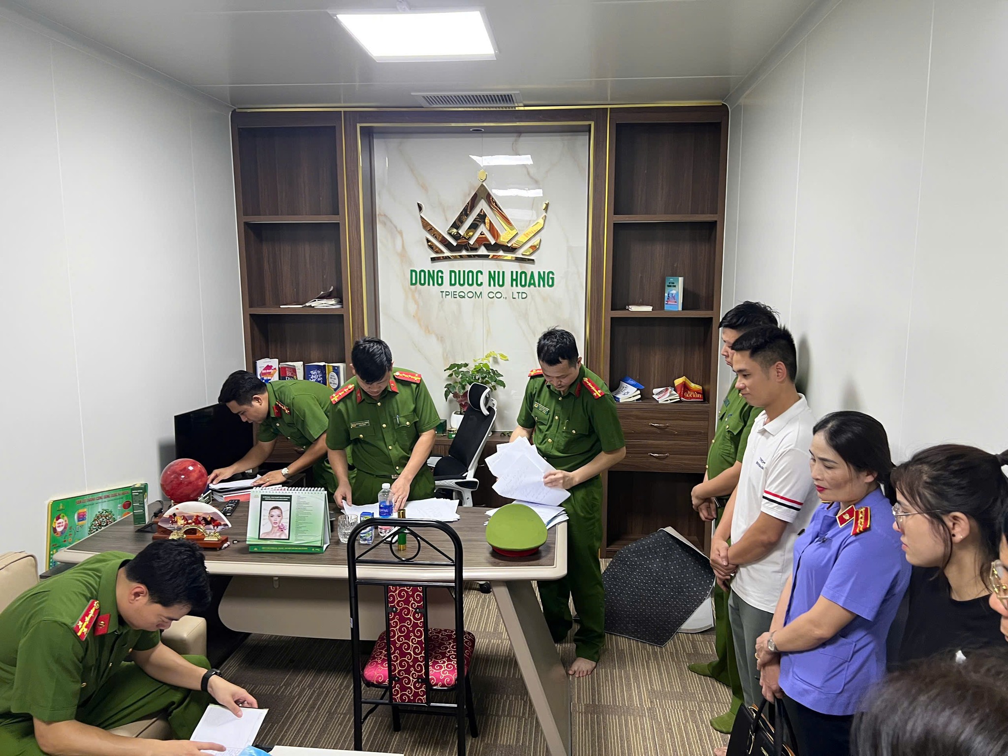 Yên Bái: Triệt phá cơ sở sản xuất mỹ phẩm trái phép trị giá hàng chục tỷ đồng 2 Phát hiện công ty do Vũ Quang Thuận làm giám đốc sản xuất mỹ phẩm trái phép. (Ảnh Truyền Hình Yên Bái)