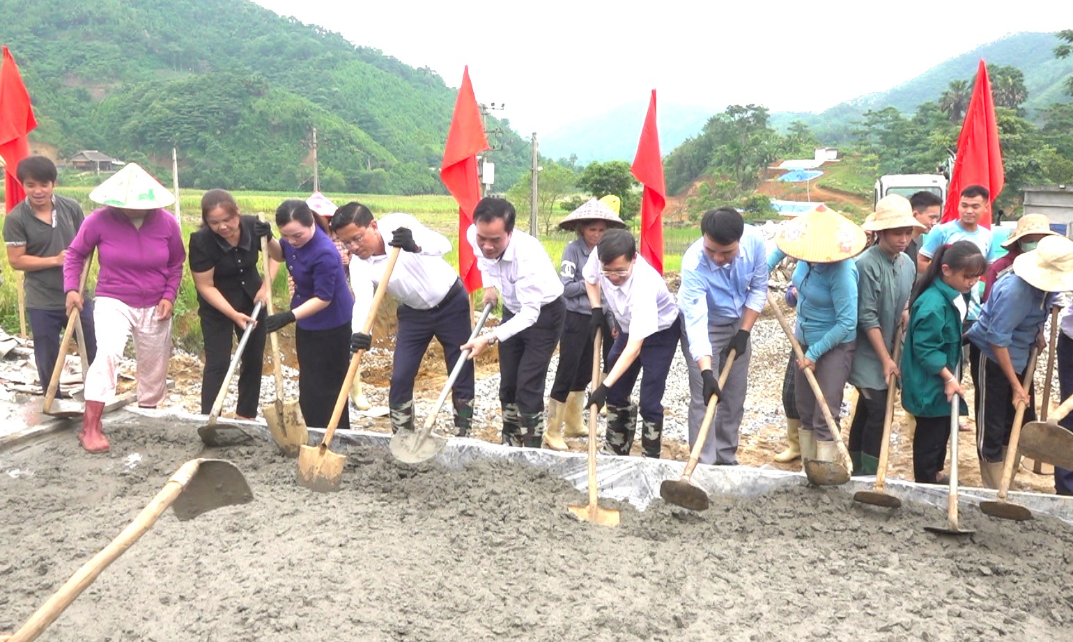 Khởi công xây dựng tuyến đường Làng Nủ - Trĩ Trong, tổ chức khám bệnh và cấp thuốc miễn phí cho người dân Bảo Yên 2 Lãnh đạo tỉnh Lào Cai và Báo Dân trí dự lễ khởi công tuyến đường Làng Nủ. (Ảnh Truyền Hình Bảo Yên)