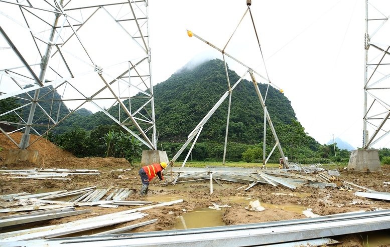 Bài 2: Tiếp lửa 'tinh thần mạch 3' trên công trường đường dây 500kV Lào Cai-Vĩnh Yên 2 Công nhân thi công tại vị trí 167, huyện Lục Yên (Yên Bái) - Ảnh: Lê Tiên