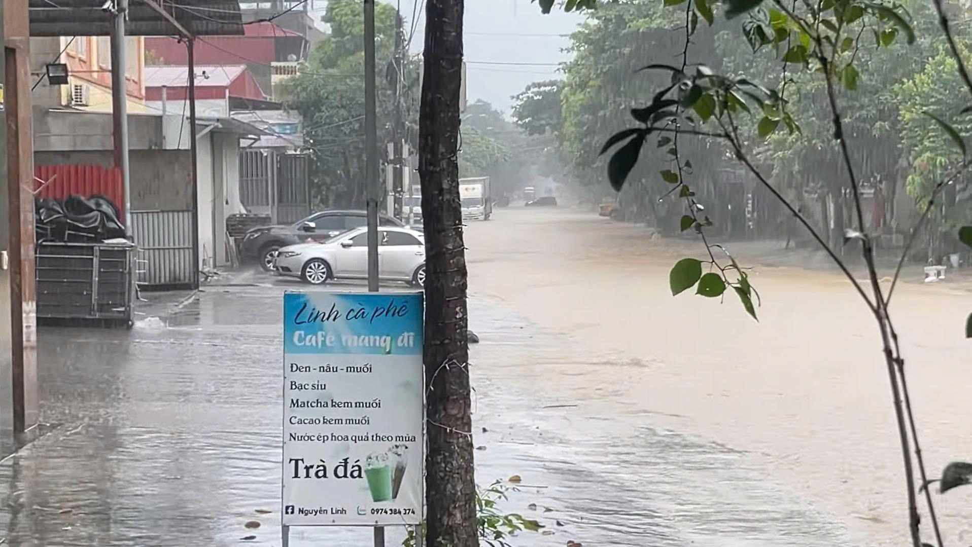 Lào Cai: Mưa lớn kéo dài gây sạt lở, ngập úng nghiêm trọng tại nhiều địa phương 2 Đoạn đường B1, Lào Cai nước ngập quá ống xả xe máy.