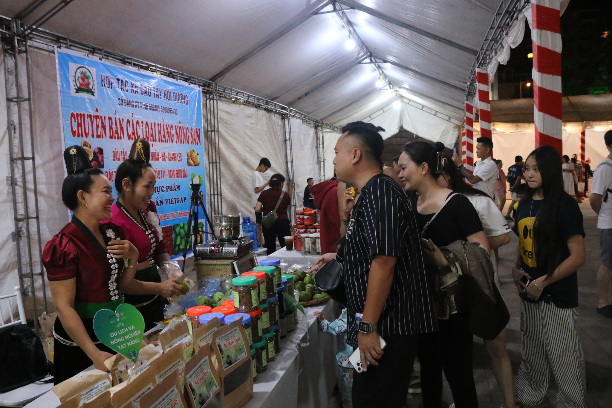 Lào Cai: Khai mạc phiên chợ đặc sản liên kết doanh nhân nữ vùng Tây Bắc 7 Nhiều hoạt động văn hóa, ẩm thực và bốc thăm trúng thưởng tại phiên chợ. (Ảnh Truyền Hình Sa Pa)