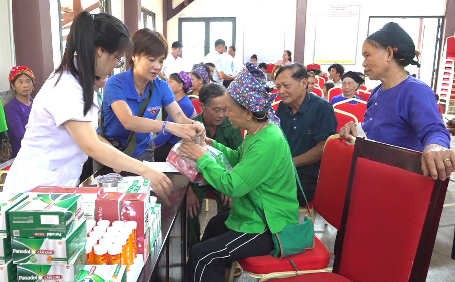 Khởi công xây dựng tuyến đường Làng Nủ - Trĩ Trong, tổ chức khám bệnh và cấp thuốc miễn phí cho người dân Bảo Yên 4 Báo Dân trí phối hợp với Bệnh viện Đa khoa Đức Giang và UBND huyện Bảo Yên tổ chức chương trình khám bệnh, tư vấn sức khỏe, cấp phát thuốc miễn phí cho gần 300 người dân tại thôn Làng Nủ. (Ảnh Truyền Hình Bảo Yên)