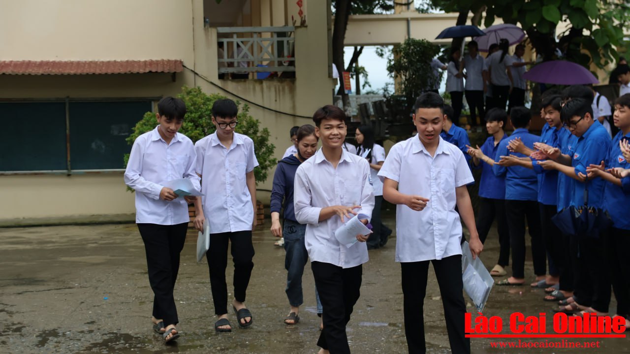 Các thí sinh rời khỏi phòng thi sau khi hoàn thành bài thi môn Toán, nét mặt thể hiện sự nhẹ nhõm và thoải mái. Một số em nở nụ cười, trao đổi nhanh với bạn bè về đề thi, kết thúc ngày thi đầu tiên trong kỳ tuyển sinh lớp 10 với tâm thế tự tin và lạc quan.