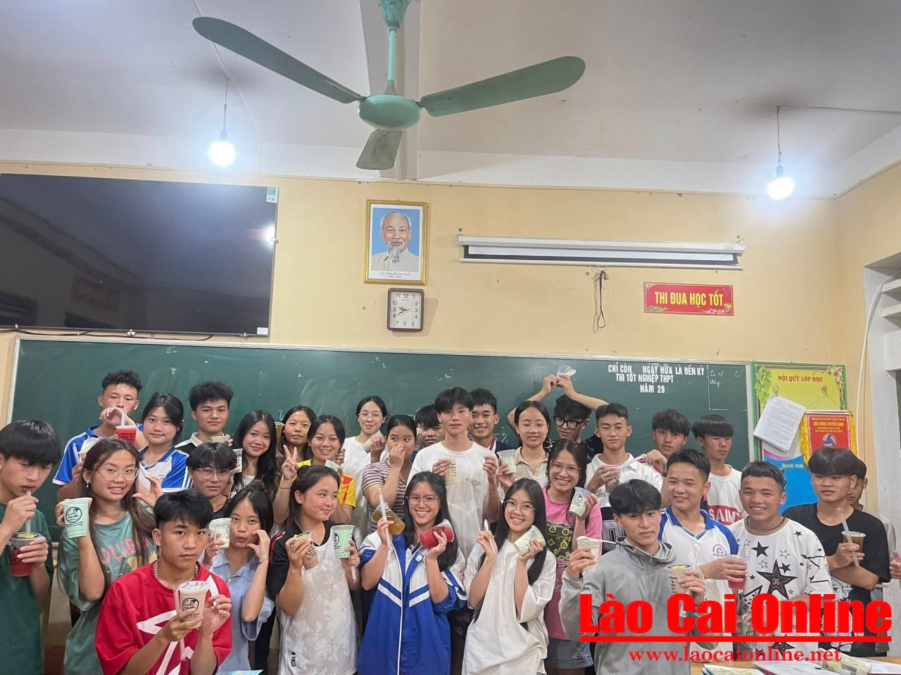 CLB Truyền thông Si Ma Cai và hành trình tiếp sức mùa thi nơi vùng cao Lào Cai 4 Không chỉ nhận được sự tiếp sức từ CLB nhà trường, các em học sinh còn được các quán nước gần trường như Let’s Time gửi tặng những ly nước ép, trà sữa, trà chanh, chè dừa dầm mát lành. Những món quà nhỏ mang theo sự ngọt ngào và yêu thương, tiếp thêm năng lượng cho sĩ tử trước kỳ thi lớn. Ảnh : Du Kỷ