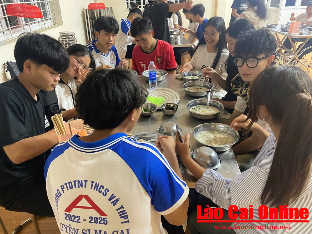 CLB Truyền thông Si Ma Cai và hành trình tiếp sức mùa thi nơi vùng cao Lào Cai 2 Các em học sinh vùng cao Si Ma Cai ngồi quây quần thưởng thức bát cháo nóng hổi từ đoàn thiện nguyện. Trong không khí giản dị, những ánh mắt và nụ cười hồn nhiên lan tỏa sự ấm áp, tiếp thêm sức mạnh trước kỳ thi quan trọng. Ảnh : Ngọc Bích