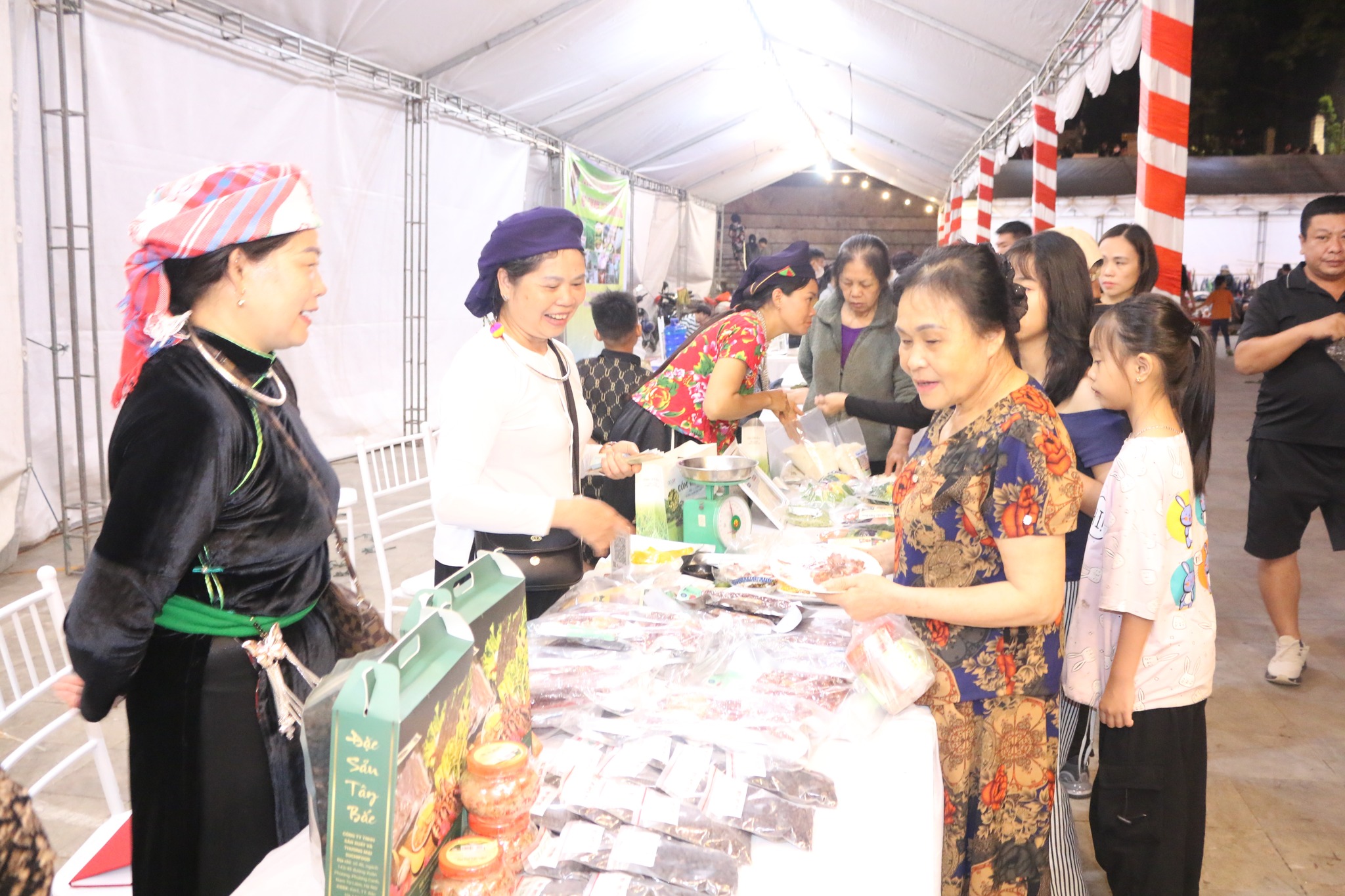 quay hang 4868766