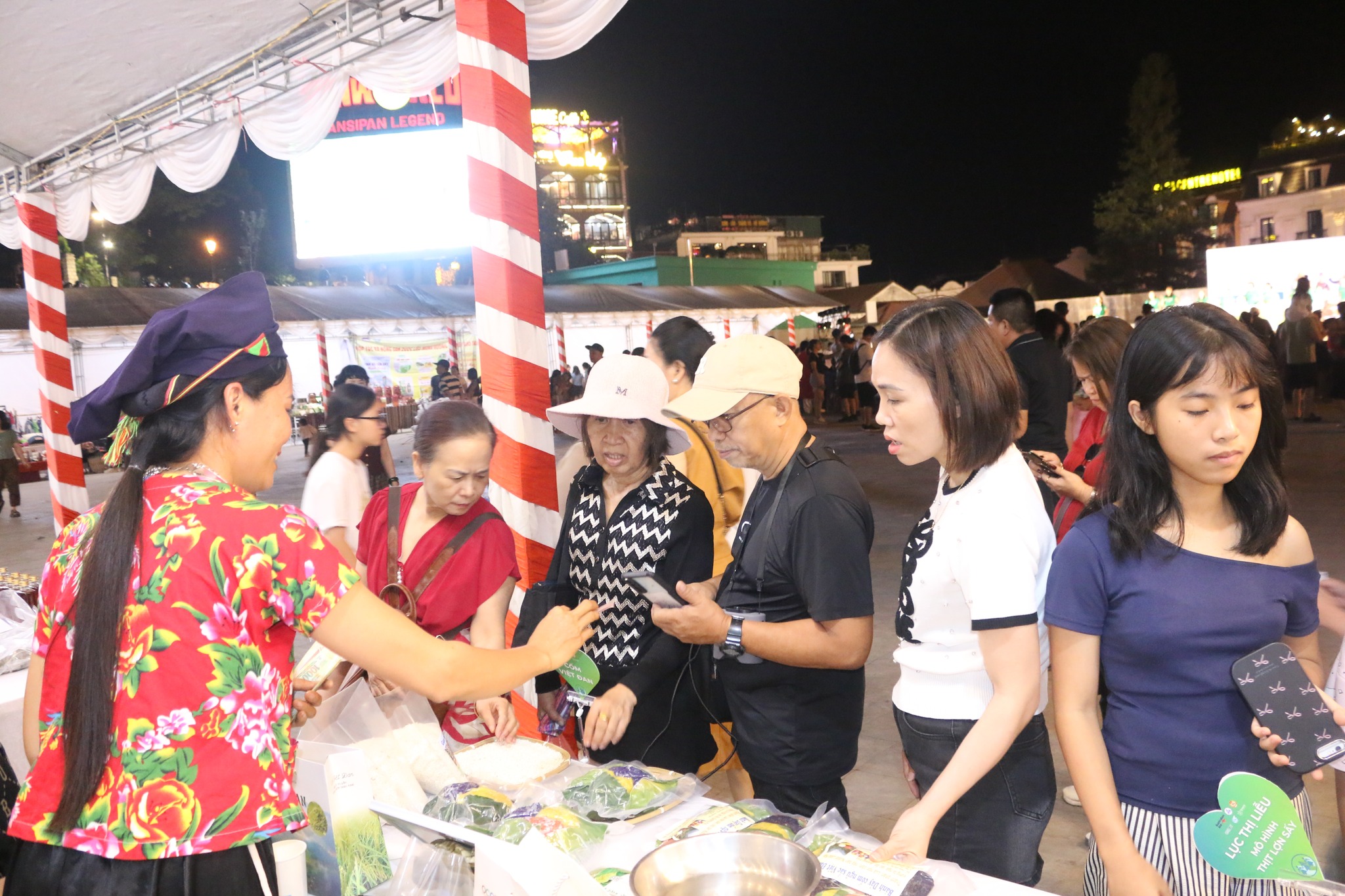 quay hang 838576