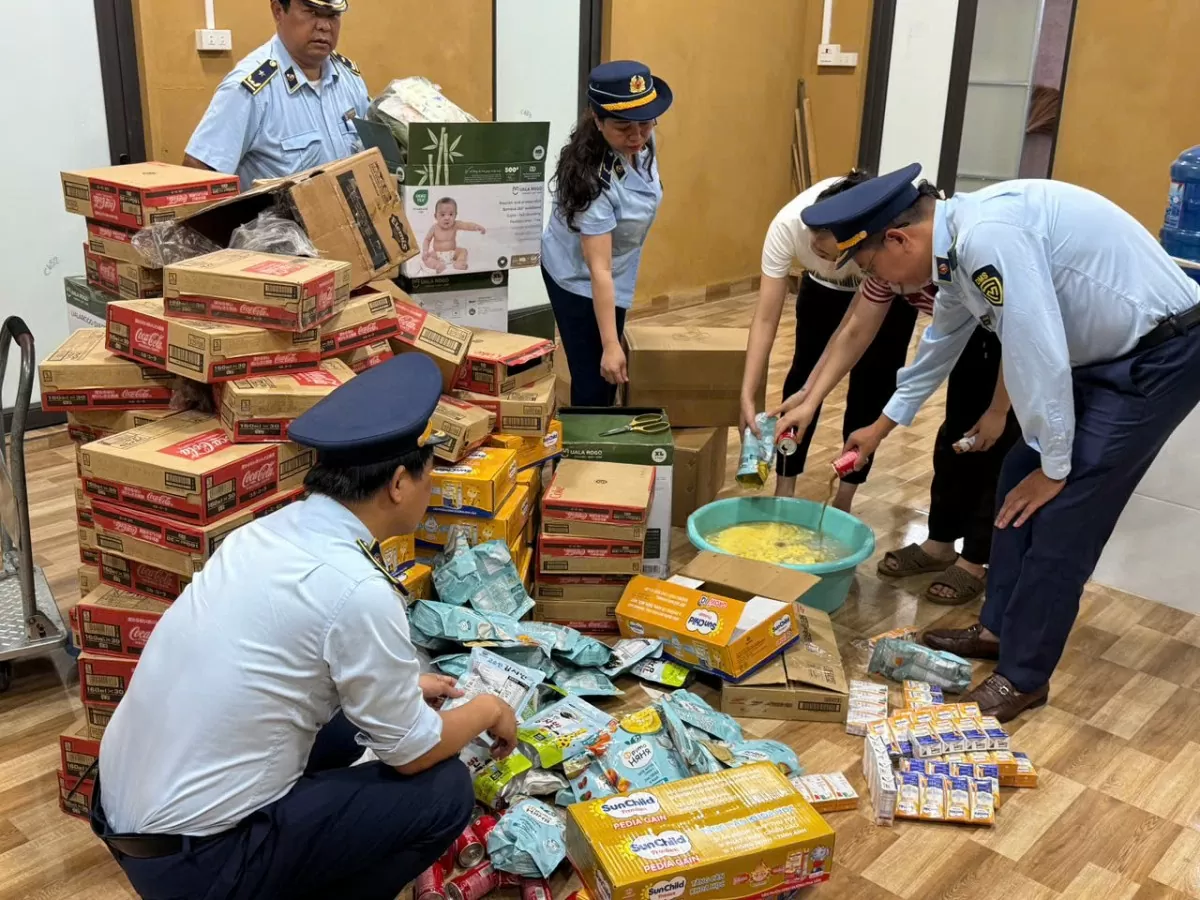 Yên Bái: Phát hiện hơn 2.300 sản phẩm sữa, nước Coca-Cola không rõ nguồn gốc 1 Cán bộ Đội Quản lý thị trường số 1, Chi cục Quản lý thị trường tỉnh Yên Bái kiểm tra số hàng hóa vi phạm. Ảnh: Thế Minh