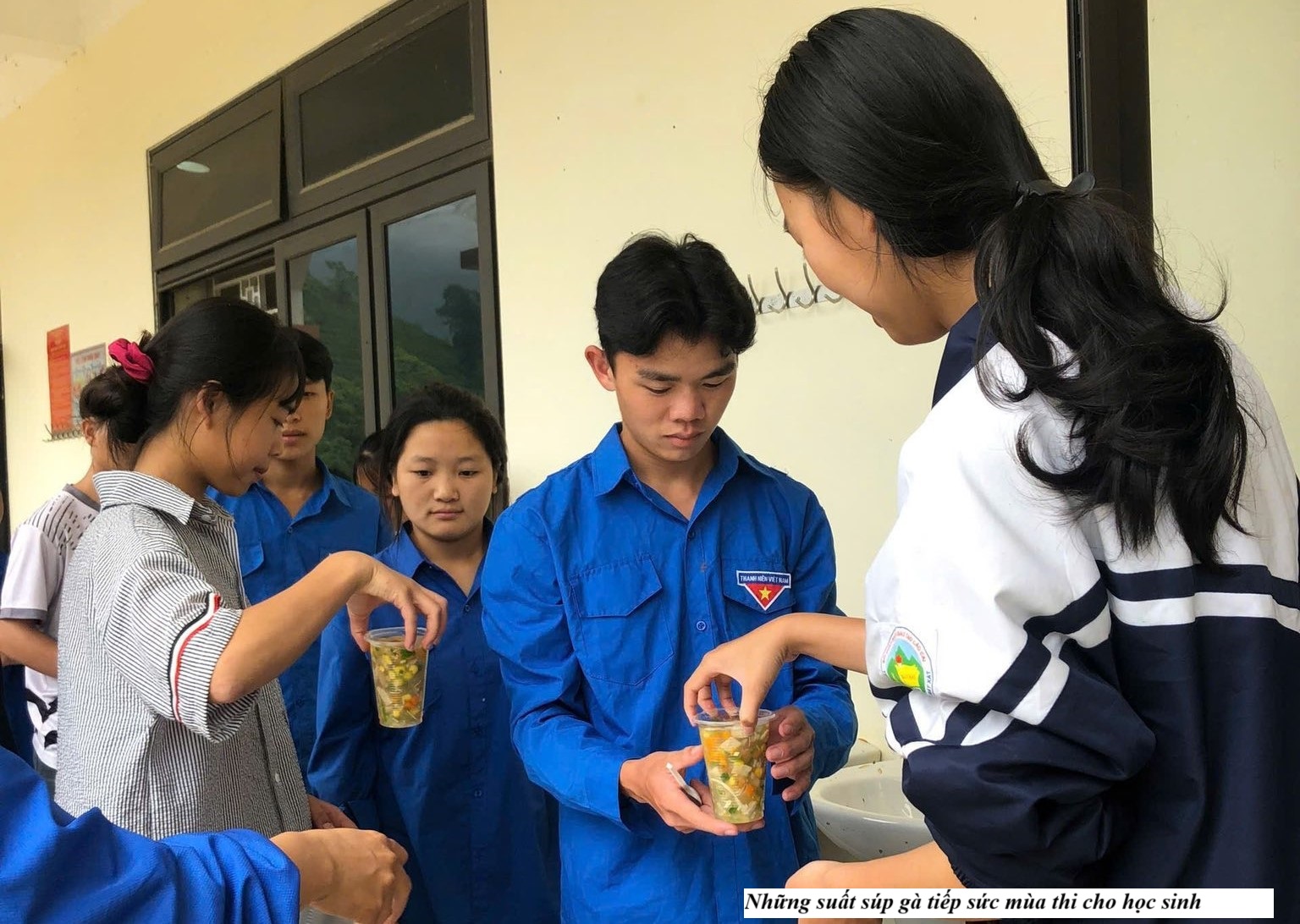 Bát Xát chủ động hoàn tất công tác chuẩn bị cho kỳ thi tốt nghiệp THPT năm 2025 3 Những suất súp gà tiếp sức mùa thi cho học sinh. (Ảnh Truyền Hình Bát Xát)