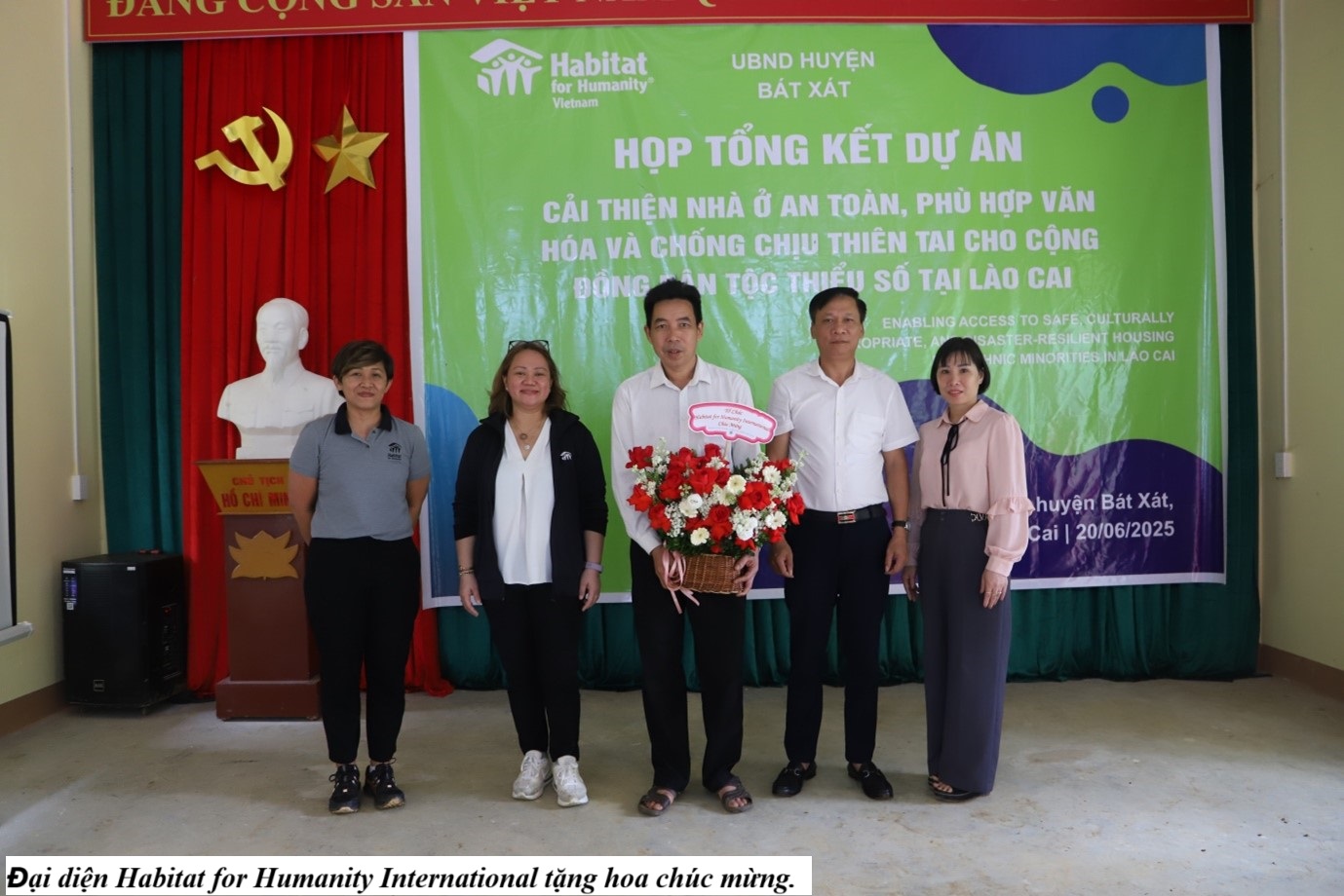 Habitat for Humanity Vietnam khép lại dự án nhà ở hỗ trợ cộng đồng dân tộc thiểu số tại Bát Xát, Lào Cai 5 Đại diện Habitat for Humanity International tặng hoa chúc mừng. (Ảnh Truyền Hình Bát Xát)