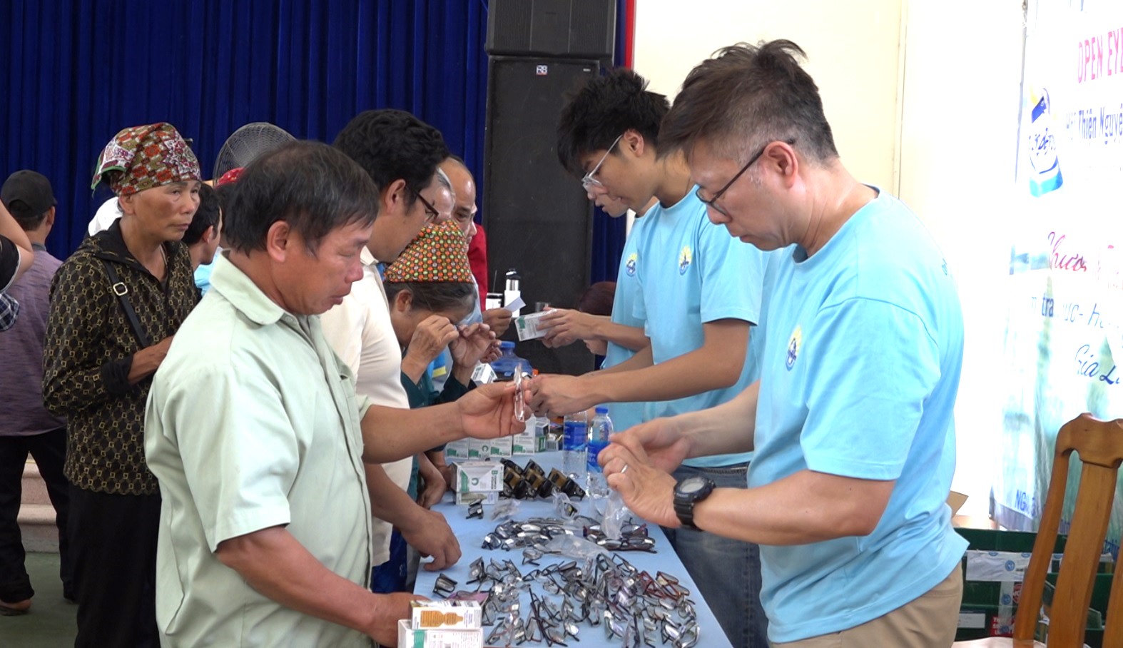 Bệnh nhân thị lực yếu được phát kính, thuốc bổ, thuốc nhỏ mắt miễn phí và hướng dẫn chăm sóc mắt tại nhà. (Ảnh Truyền Hình Bảo Yên)
