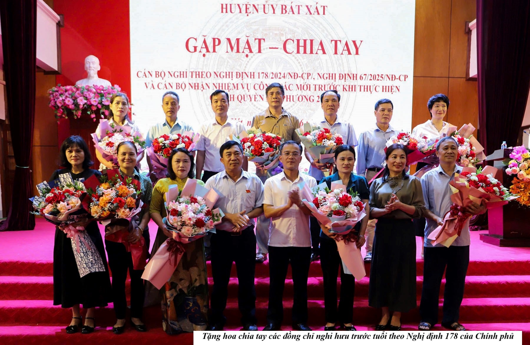 Bát Xát: Gặp mặt, tri ân cán bộ nghỉ công tác và triển khai nhiệm vụ theo mô hình chính quyền hai cấp 3 Tặng hoa chia tay các đồng chí nghỉ hưu trước tuổi theo Nghị định 178 của chính phủ. (Ảnh Truyền Hình Bát Xát)