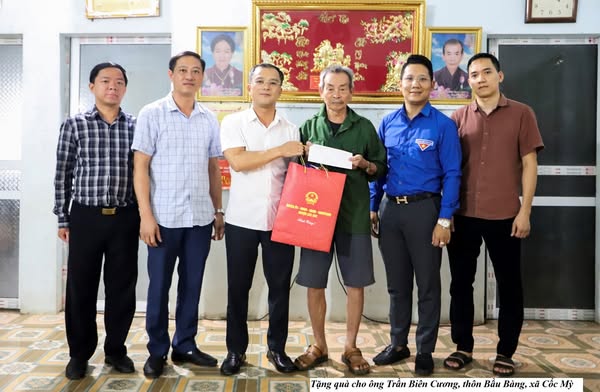 Chủ tịch UBND huyện Bát Xát thăm và tặng quà gia đình chính sách nhân kỷ niệm Ngày Thương binh - Liệt sỹ 27/7 2 Tặng quà cho ông Trần Biên Cương, thôn Bầu Bàng, xã Cốc Mỳ. (Ảnh Truyền Hình Bát Xát)