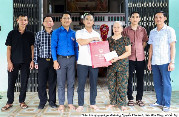Chủ tịch UBND huyện Bát Xát thăm và tặng quà gia đình chính sách nhân kỷ niệm Ngày Thương binh - Liệt sỹ 27/7 1 Thăm hỏi, tặng quà gia đình ông Nguyễn Văn Sinh, thôn Bầu Bàng, xã Cốc Mì. (Ảnh Truyền Hình Bát Xát)