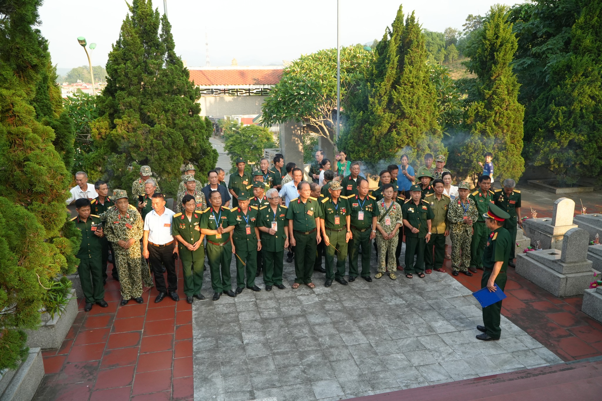 Gặp mặt truyền thống Cựu chiến binh Trung đoàn 821 – Quân khu 2 nhân kỷ niệm 41 năm thành lập 5 Đại biểu dâng hương tại Nghĩa trang Liệt sỹ huyện Bảo Yên. (Ảnh Truyền Hình Bảo Yên)
