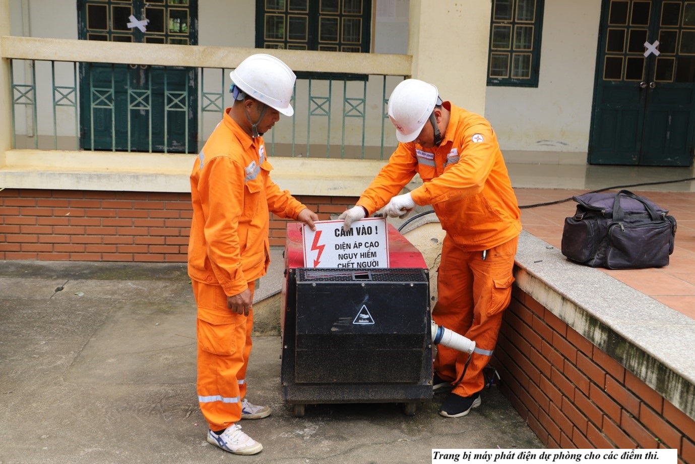 Điện lực Bát Xát đảm bảo nguồn điện ổn định cho kỳ thi vào lớp 10 THPT năm học 2025-2026 1 Trang bị máy phát điện dự phòng cho các điểm thi. (Ảnh Truyền Hình Bát Xát)
