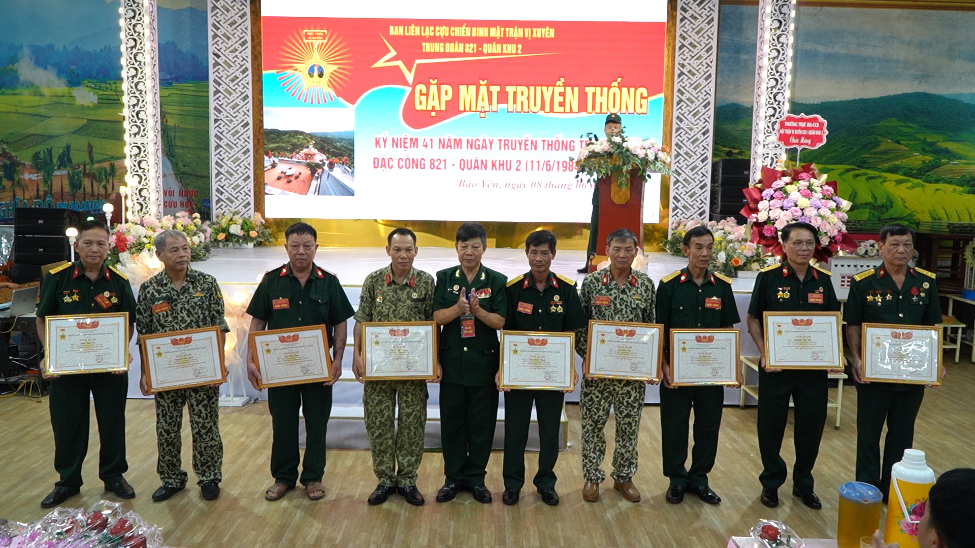 Gặp mặt truyền thống Cựu chiến binh Trung đoàn 821 – Quân khu 2 nhân kỷ niệm 41 năm thành lập 6 Vinh danh hội viên có thành tích xuất sắc trong phong trào xây dựng tổ chức hội năm 2024. (Ảnh Truyền Hình Bảo Yên)