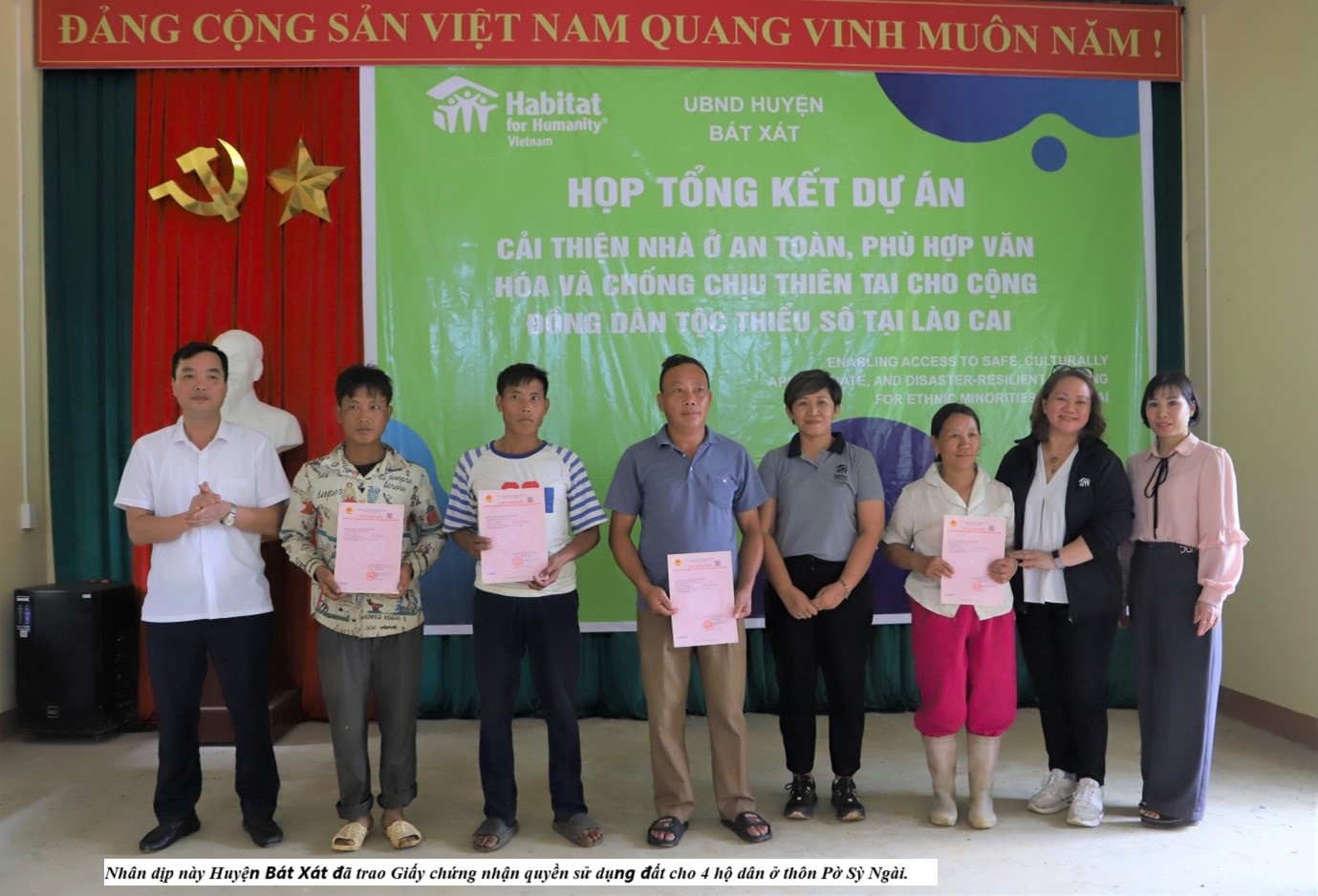 Habitat for Humanity Vietnam khép lại dự án nhà ở hỗ trợ cộng đồng dân tộc thiểu số tại Bát Xát, Lào Cai 4 Nhân dịp này Huyện Bát Xát đã trao giấy chứng nhận quyền sử dụng đất cho 4 hộ dân ở thôn Pờ Sỳ Ngài. (Ảnh Truyền Hình Bát Xát)