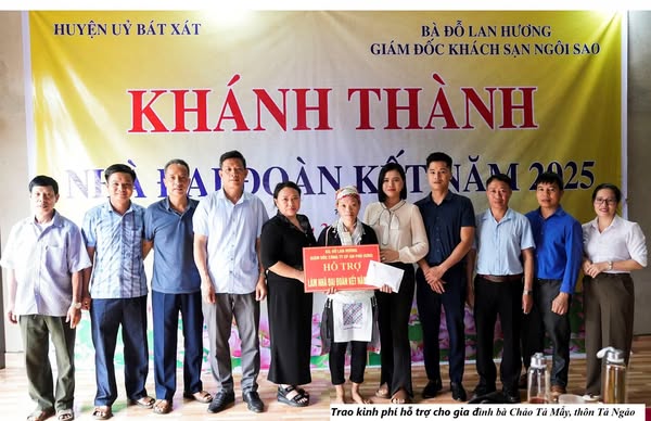 Bát Xát: Bàn giao hai ngôi nhà Đại đoàn kết tại xã Bản Qua 2 Trao kinh phí hỗ trợ cho gia đình bà Chảo Tả Mẩy, thôn Tả Ngảo. (Ảnh Truyền Hình Bát Xát)