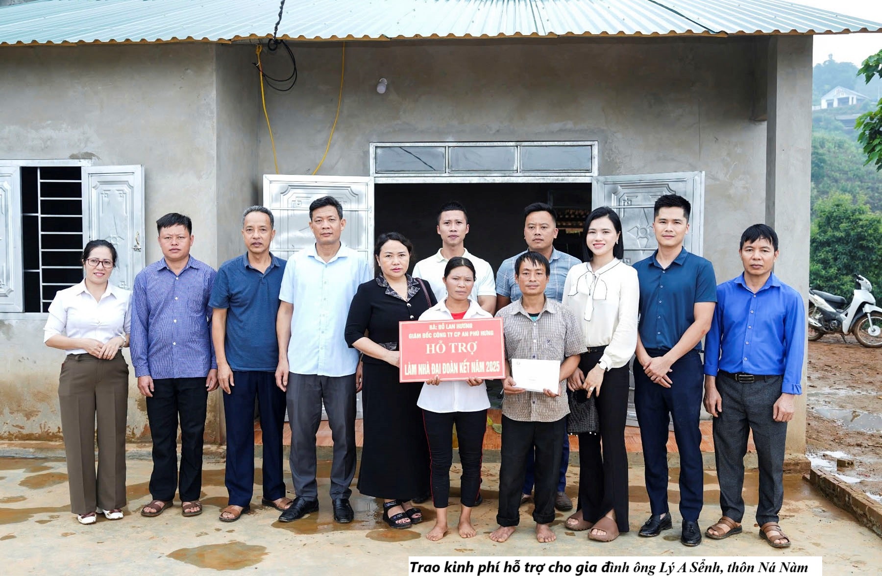 Bát Xát: Bàn giao hai ngôi nhà Đại đoàn kết tại xã Bản Qua 1 Trao kinh phí hỗ trợ cho gia đình ông Lý A Sểnh, thôn Ná Nàm. (Ảnh Truyền Hình Bát Xát)