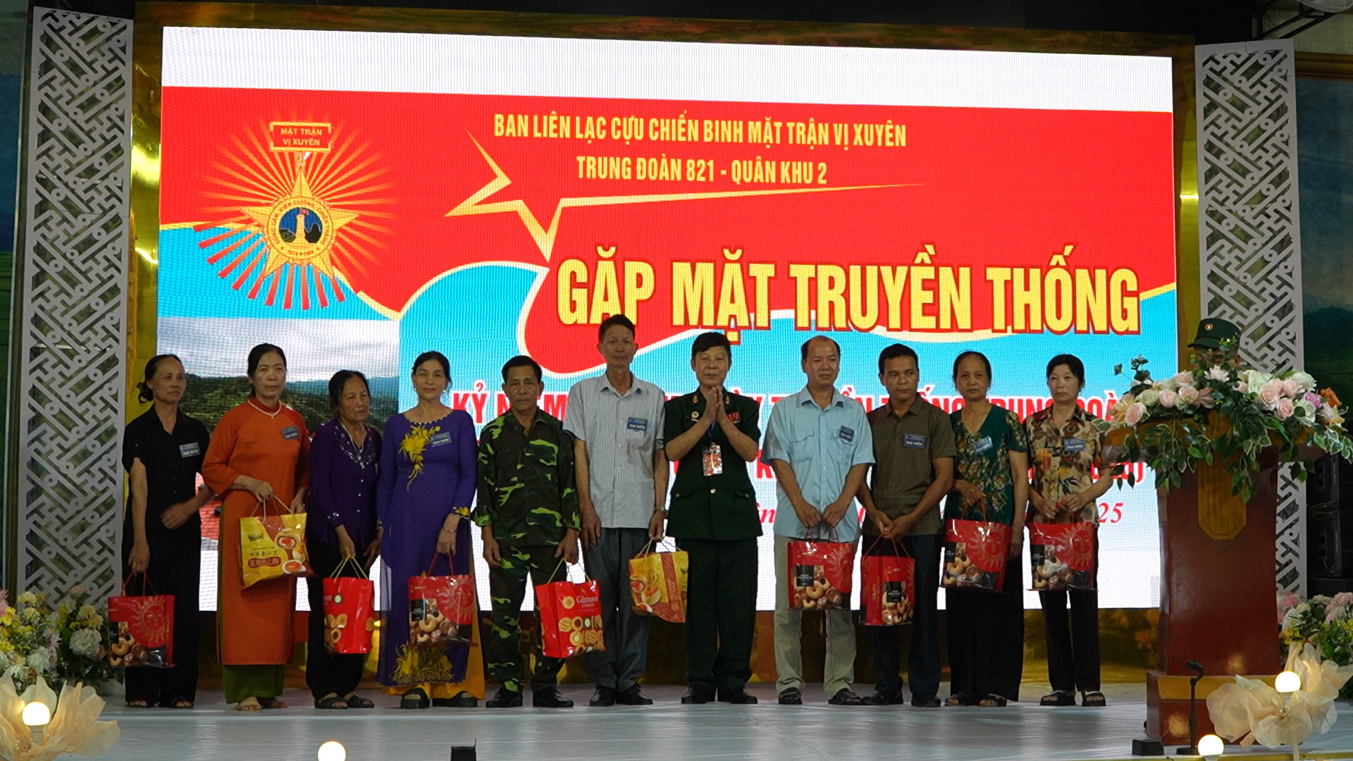 Gặp mặt truyền thống Cựu chiến binh Trung đoàn 821 – Quân khu 2 nhân kỷ niệm 41 năm thành lập 4 Tặng quà cho các gia đình liệt sỹ. (Ảnh Truyền Hình Bảo Yên)