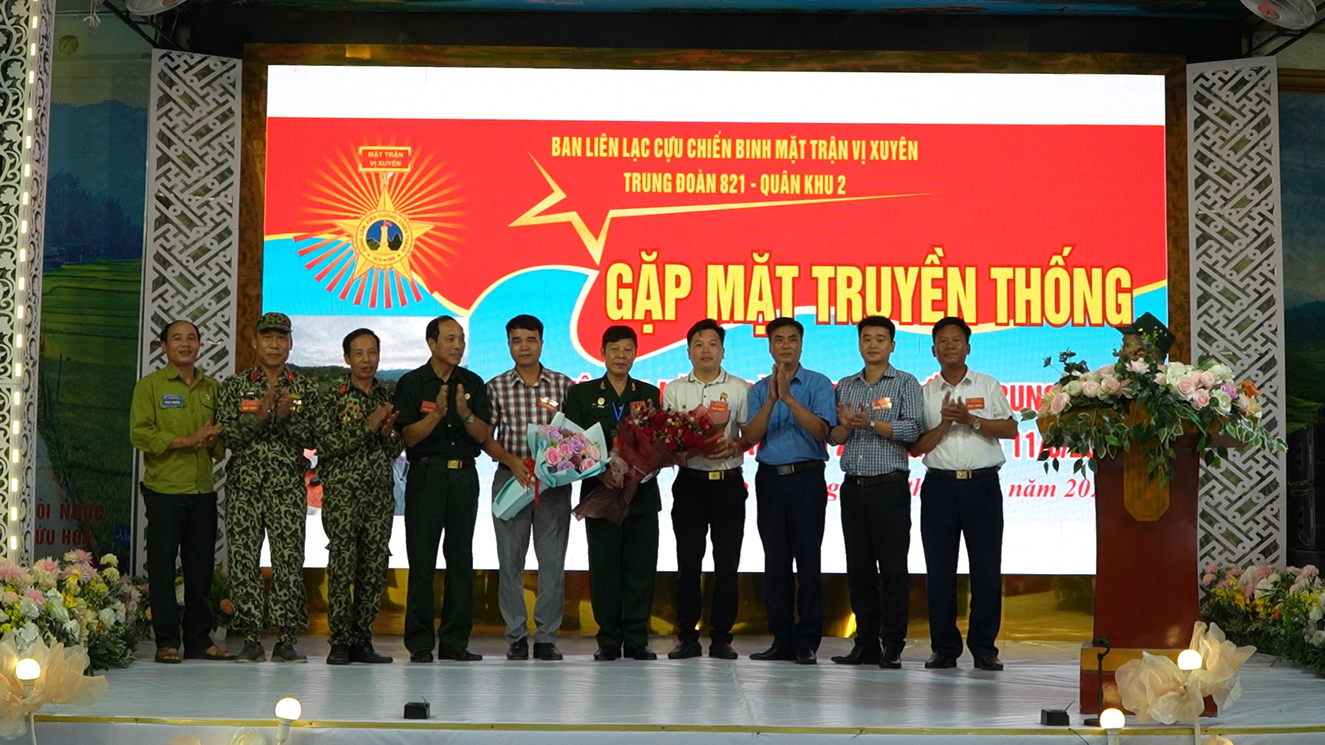 Gặp mặt truyền thống Cựu chiến binh Trung đoàn 821 – Quân khu 2 nhân kỷ niệm 41 năm thành lập 3 Đại biểu tặng hoa chúc mừng buổi gặp mặt.. (Ảnh Truyền Hình Bảo Yên)