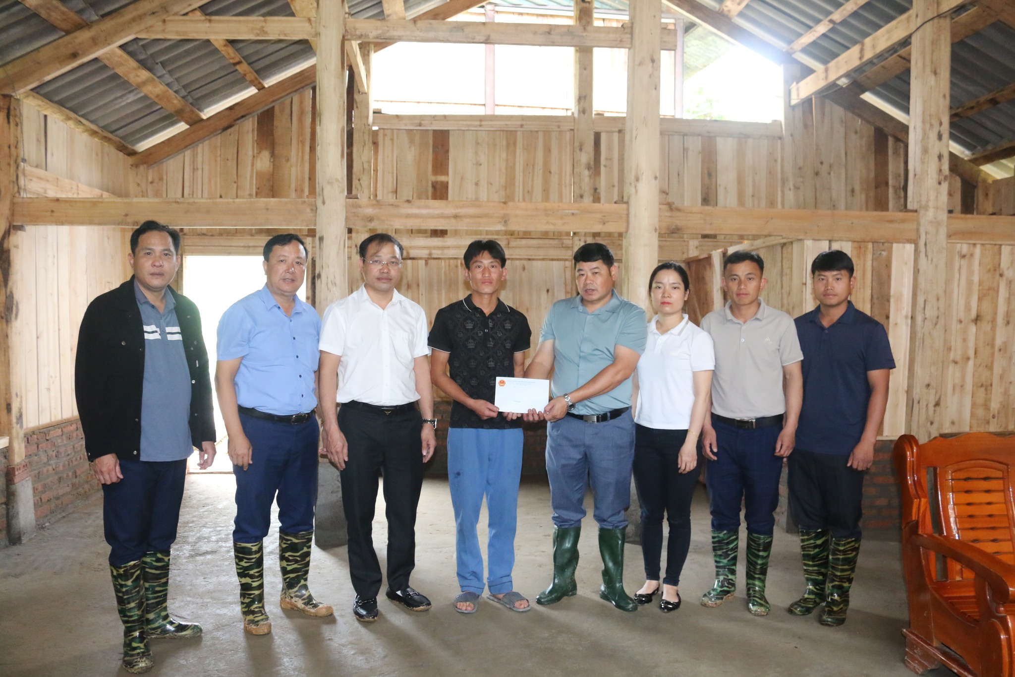 Bốn hộ gia đình được hỗ trợ lần này gồm: ông Giàng A Hàng (tổ 1), ông Má A Vổ (tổ 2), bà Hạng A Xèo và ông Giàng A Máo (cùng thuộc tổ 3, phường Hàm Rồng). (Ảnh Truyền Hình Sa Pa)