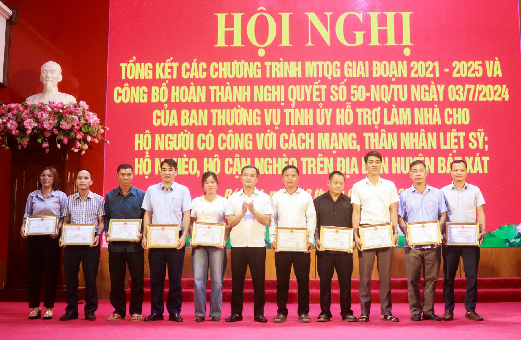 Bát Xát tổng kết thành công các Chương trình mục tiêu quốc gia giai đoạn 2021-2025, hoàn thành chỉ tiêu xóa nhà tạm, dột nát 5 UBND huyện Bát Xát đã khen thưởng cho các tập thể, cá nhân có thành tích xuất sắc. (Ảnh Truyền Hình Bát Xát)