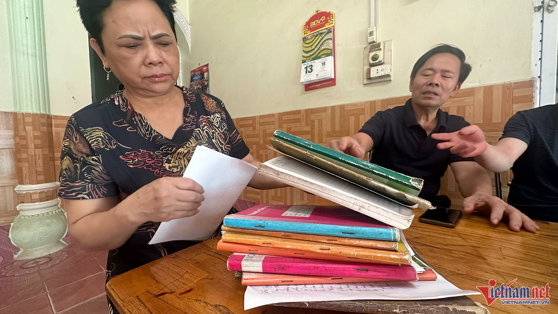 Chủ quán cơm Bảo Yên 'tố' 14 đơn vị huyện, xã ăn rồi quên trả, nợ chồng chất 450 triệu 2 Những cuốn sổ nợ được vợ chồng bà Màu ghi lại trong hơn 10 năm qua. Ảnh: Đức Hoàng
