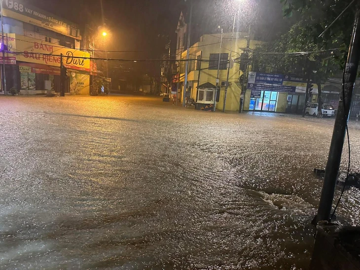 Yên Bái: Mưa lớn gây sạt lở nghiêm trọng, một nam sinh lớp 10 tử vong thương tâm 4 Đường phố Yên Bái ngập úng trong đêm 25 rạng sáng 26-6 - Ảnh: TH Yên Bái