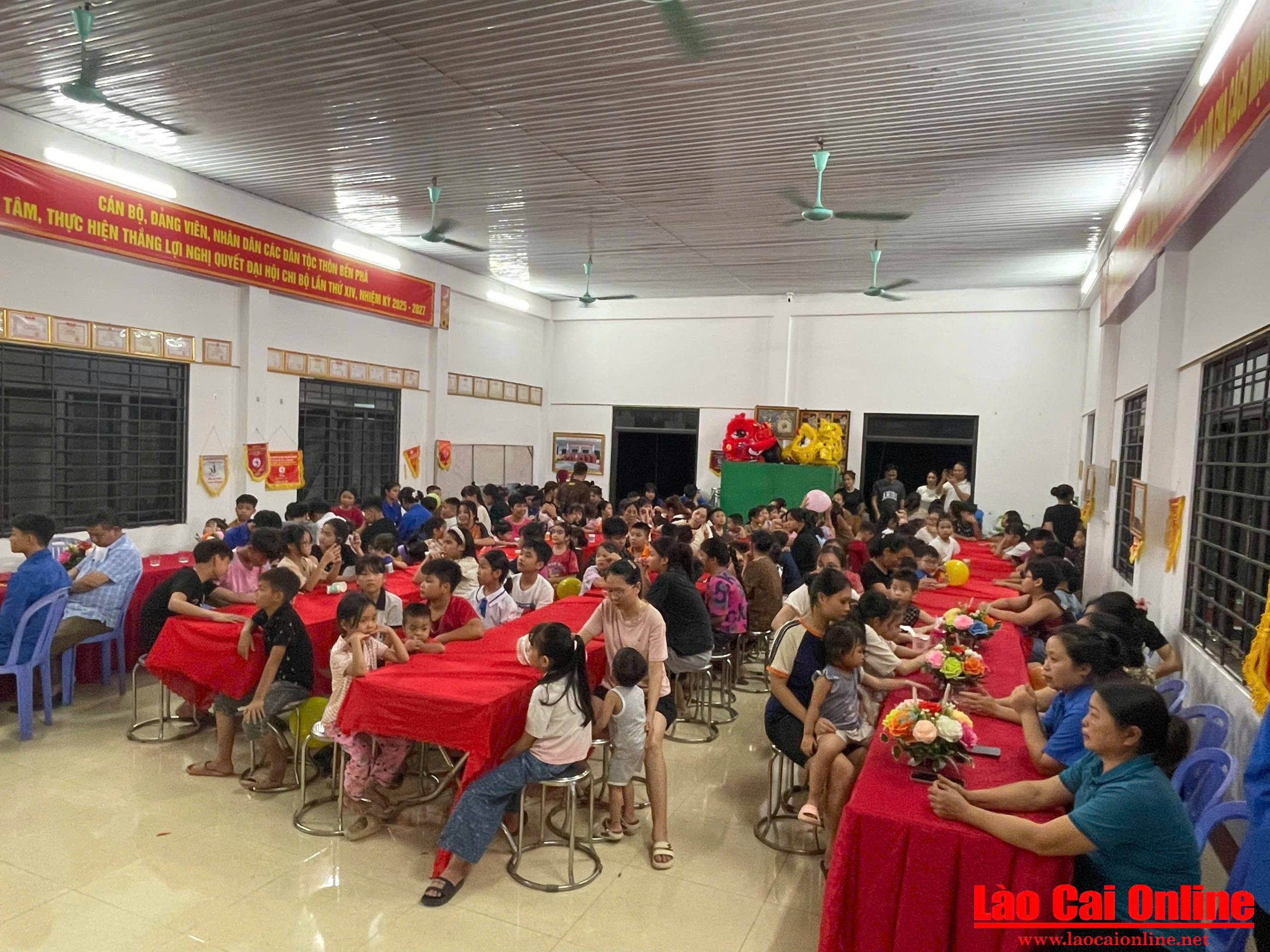 Rộn ràng “Tết Thiếu nhi – Ngày hội của tuổi thơ” tại thôn Bến Phà, xã Gia Phú 4 Sự kiện diễn ra trong không khí vui tươi, náo nhiệt với sự góp mặt của cán bộ thôn, thiếu nhi, phụ huynh và đông đảo người dân.