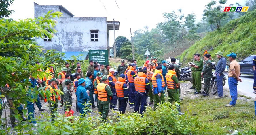 Lào Cai: Huy động lực lượng lớn tìm kiếm hai người mất tích trên sông Xanh 1 Các lực lượng và người dân có mặt tại khu vực nạn nhân mất tích. (Ảnh Truyền Hình Mường Khương)