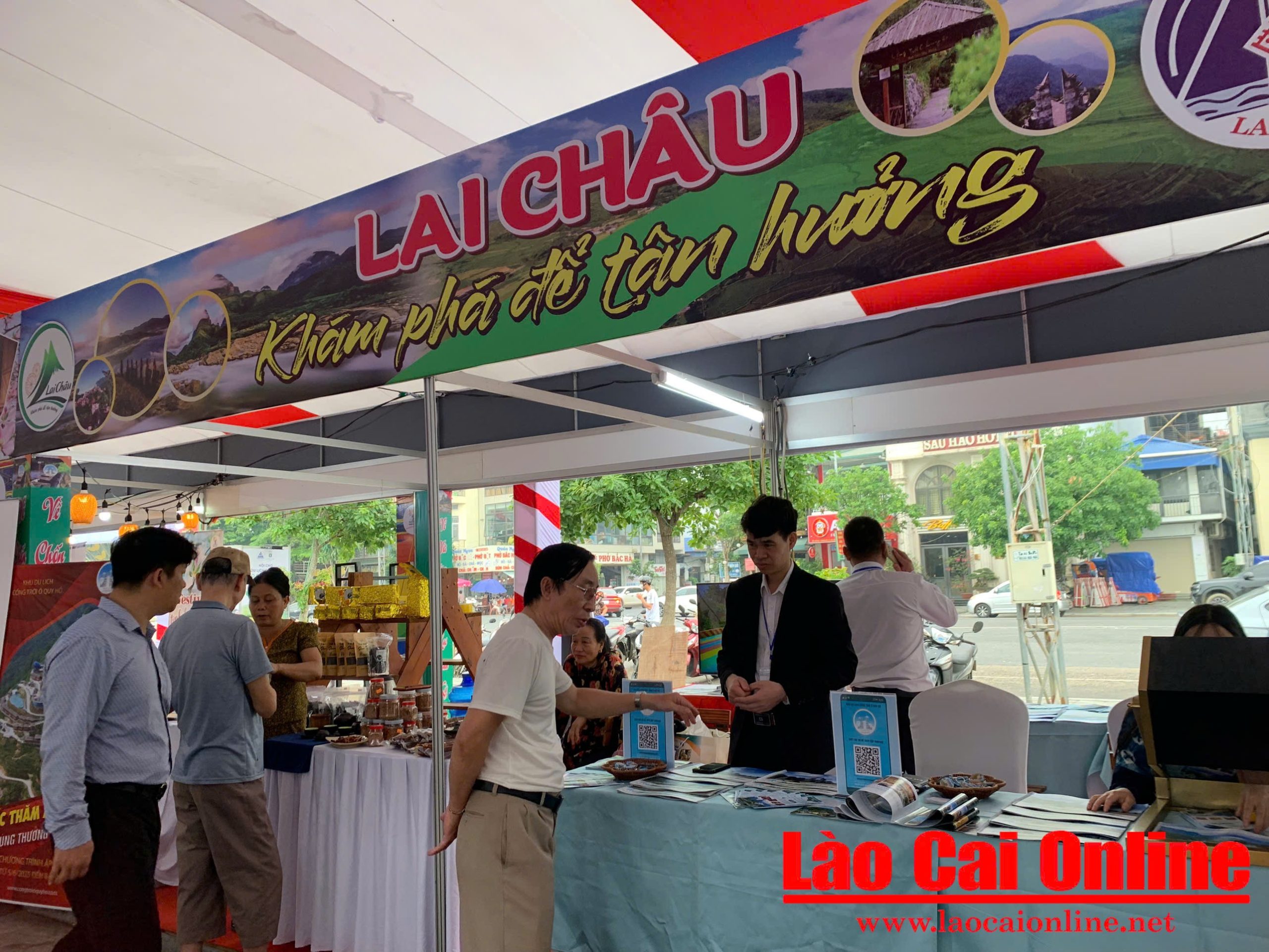 Hội chợ Du lịch Quốc tế Lào Cai 2025: Nơi hội tụ trăm đặc sản vùng miền, thu hút đông đảo du khách 1 Người dân tham quan, mua sắm tại hội chợ.