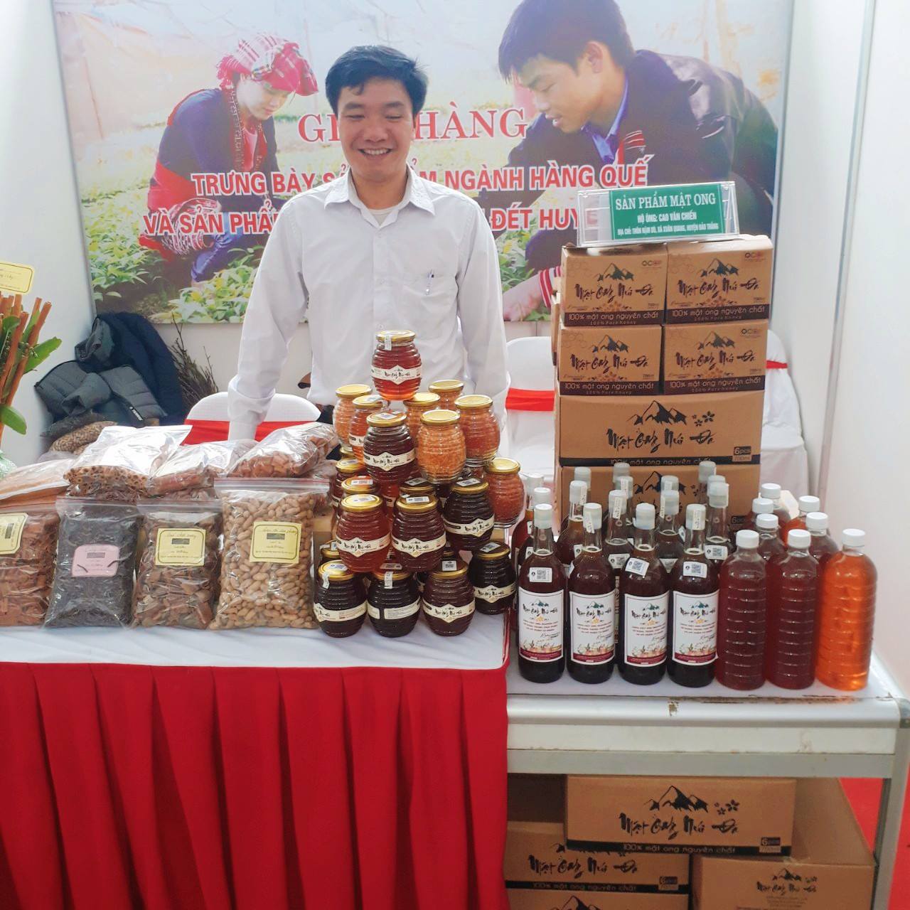 Nuôi ong mật trên núi đá, nông dân xã Xuân Quang thu hàng trăm triệu đồng mỗi năm 1 Anh Cao Xuân Chiến (xã Xuân Quang, huyện Bảo Thắng) đã phát triển thành công mô hình nuôi ong lấy mật (ảnh TTTĐT huyện Bảo Thắng)