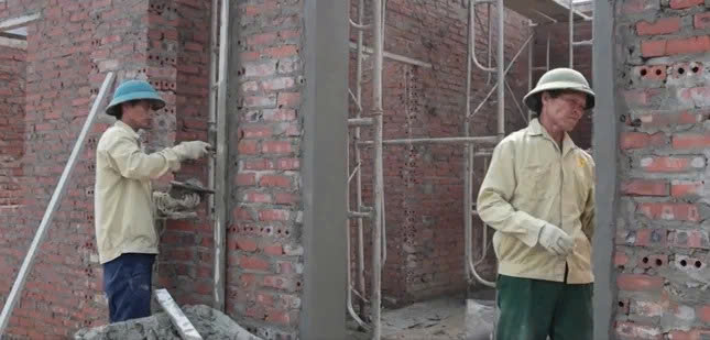 Khẩn trương thi công khu tái định cư Sàng Ma Sáo, Bát Xát: Sẵn sàng đón 60 hộ dân về nhà mới 3 Đã có 42 trong số 60 căn nhà đã hoàn thiện phần thô, 20 căn đã lợp mái.