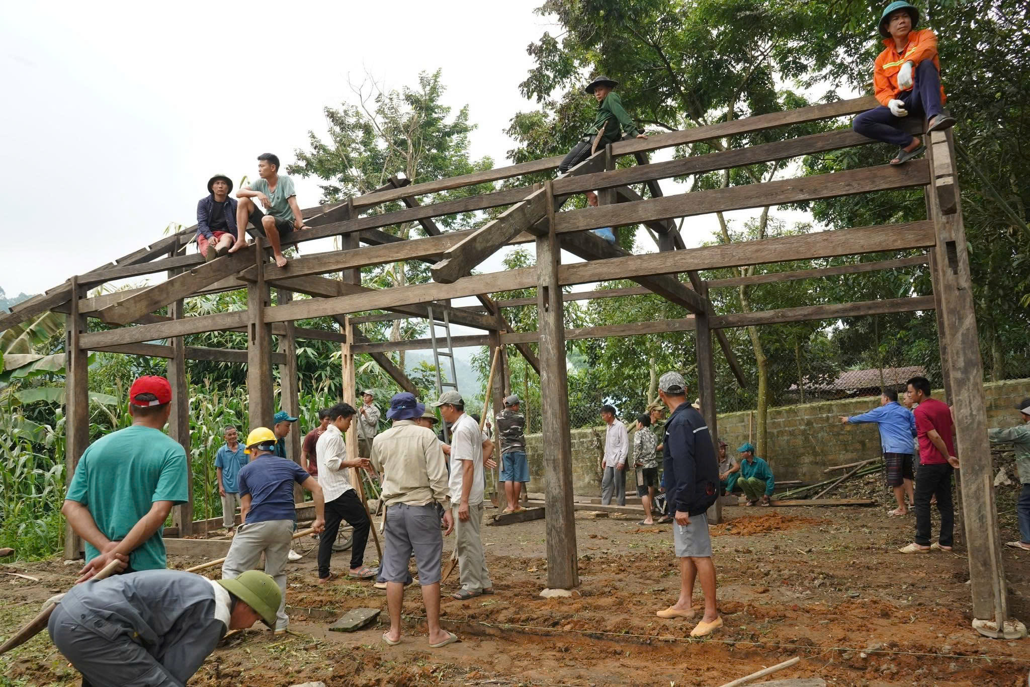 Văn Bàn trao hỗ trợ 100 triệu đồng cho hộ dân bị cháy nhà tại xã Liêm Phú 3 Người dân trong thôn đã chung tay hỗ trợ gia đình ông Tưởng dựng nhà tạm để ổn định chỗ ở trước mắt. (Ảnh Trung tâm VH,TT-TT Văn Bàn)