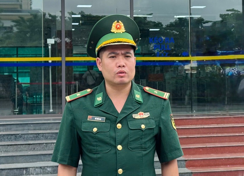 Lào Cai tăng cường kiểm soát buôn lậu và gian lận thương mại tại cửa khẩu quốc tế 2 Thiếu tá Đỗ Tuấn Anh – Trạm phó trạm biên phòng cửa khẩu quốc tế Lào Cai (ảnh Nguyễn Hải )