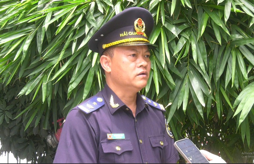 Lào Cai tăng cường kiểm soát buôn lậu và gian lận thương mại tại cửa khẩu quốc tế 4 Ông Phạm Văn Phúc – Phó đội trưởng hải quan cửa khẩu quốc tế Lào Cai (ảnh Nguyễn Hải )