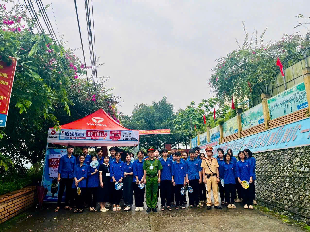 Lào Cai: Hơn 9.200 thí sinh chính thức bước vào kỳ thi tốt nghiệp THPT 2025 4 Lực lượng tình nguyện viên gồm đoàn viên, thanh niên đã có mặt từ sớm để hỗ trợ thí sinh.