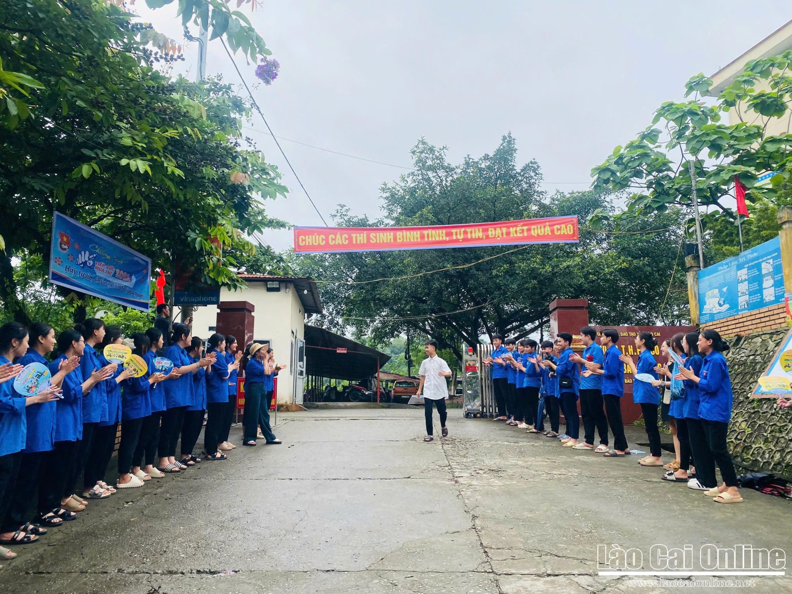 Lào Cai: Hơn 9.200 thí sinh chính thức bước vào kỳ thi tốt nghiệp THPT 2025 3 Thí sinh hào hứng bước vào buổi thi đầu tiên.