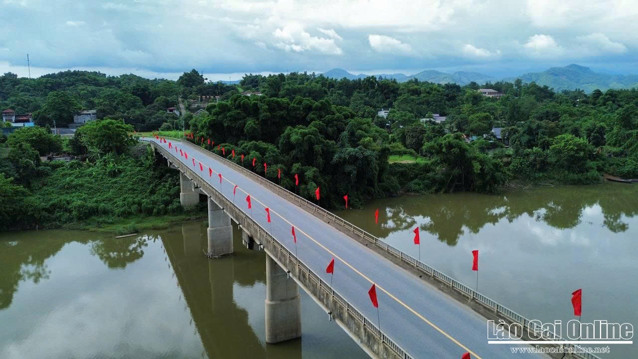 Xã Gia Phú rực rỡ cờ Tổ quốc, hưởng ứng ngày thành lập tỉnh Lào Cai mới 2 Cờ đỏ sao vàng bay phấp phới trong gió, được treo trang trọng bên cầu Gia Phú, tạo điểm nhấn rực rỡ giữa không gian thiên nhiên yên bình. Ảnh: Du Kỷ.